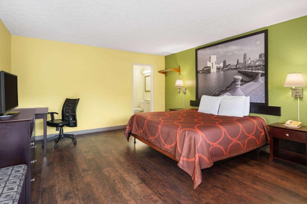 King Room - Non-Smoking interior